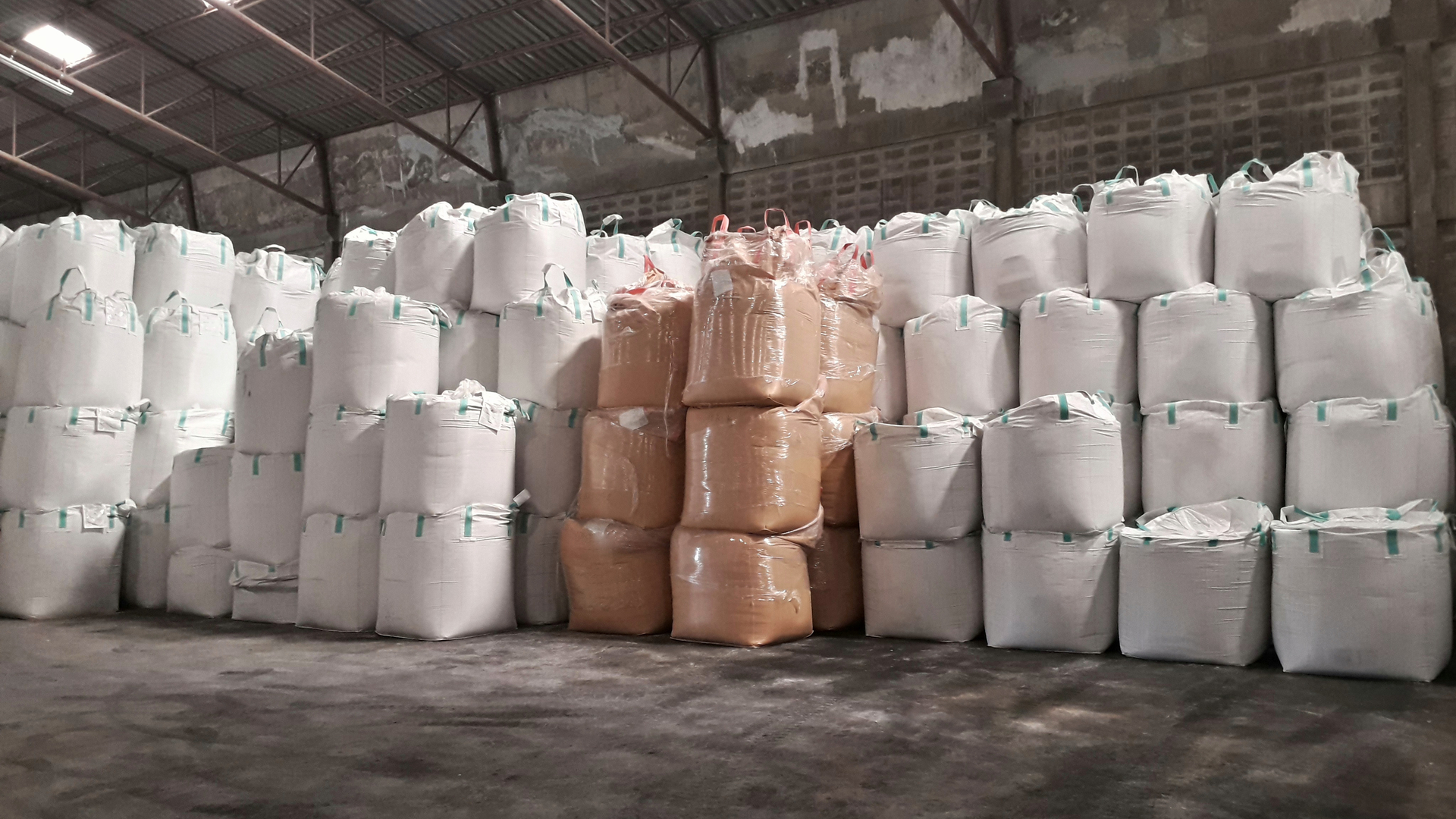 Packed mineral concentrates stored for controlled handling